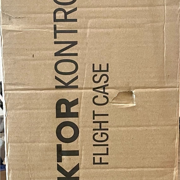 Native Instruments Traktor Kontrol S4 MK3 DJ Controller & Flight Case Brand New - Picture 3 of 8